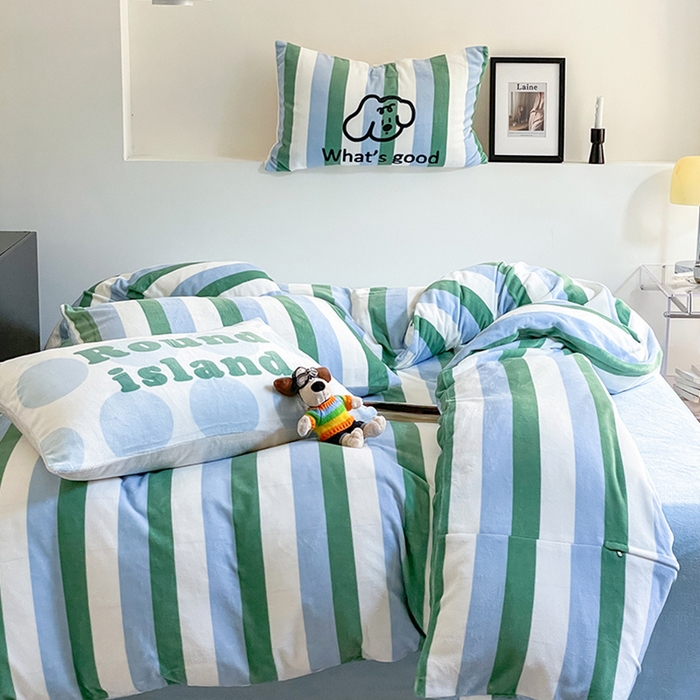 91家纺网 家纺一手货源 找家纺 圆岛家纺 2023新款原创牛奶绒印花保暖四件套 绿茵蓝条