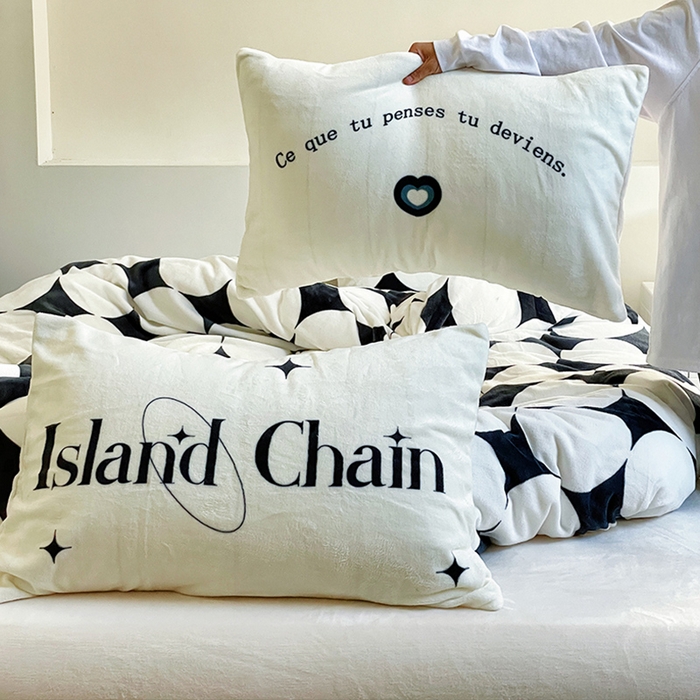 91家纺网 家纺一手货源 找家纺 圆岛家纺 2023新款原创牛奶绒印花保暖四件套 黑白菱星