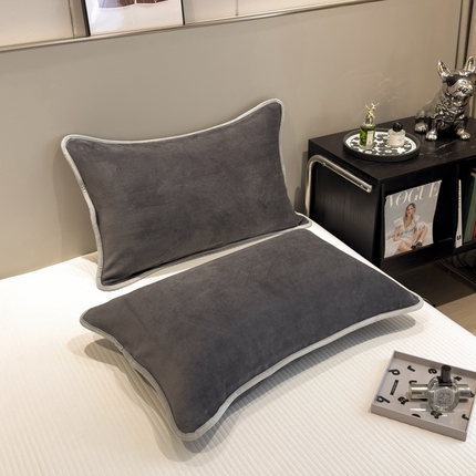 91家纺网 家纺一手货源 找家纺 全季家居2023新款纯色印花高克重抗静电包边牛奶绒枕套-纯色 深灰
