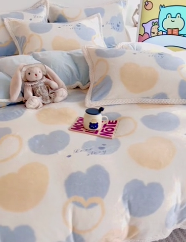 91家纺网 家纺一手货源 找家纺 川悦生活 2023新款牛奶绒200克宽边四件套 宽边浪漫国度-蓝