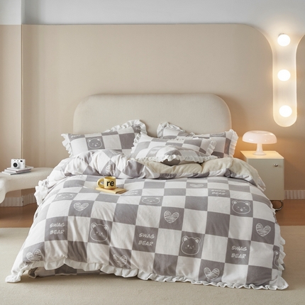 91家纺网 家纺一手货源 找家纺 全季家居 2023新款高克重加厚韩版牛奶绒花边四件套 棋盘熊