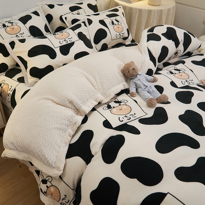 91家纺网 家纺一手货源 找家纺 全季家居2023新款纯色印花抗静电大包边牛奶绒贝贝绒四件套-印花 小奶牛