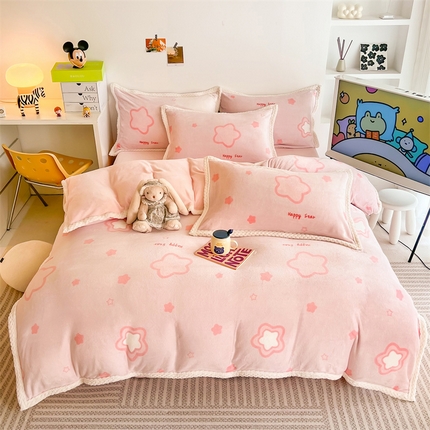 91家纺网 家纺一手货源 找家纺 川悦生活 2023新款牛奶绒200克宽边四件套 宽边粉心少女-粉