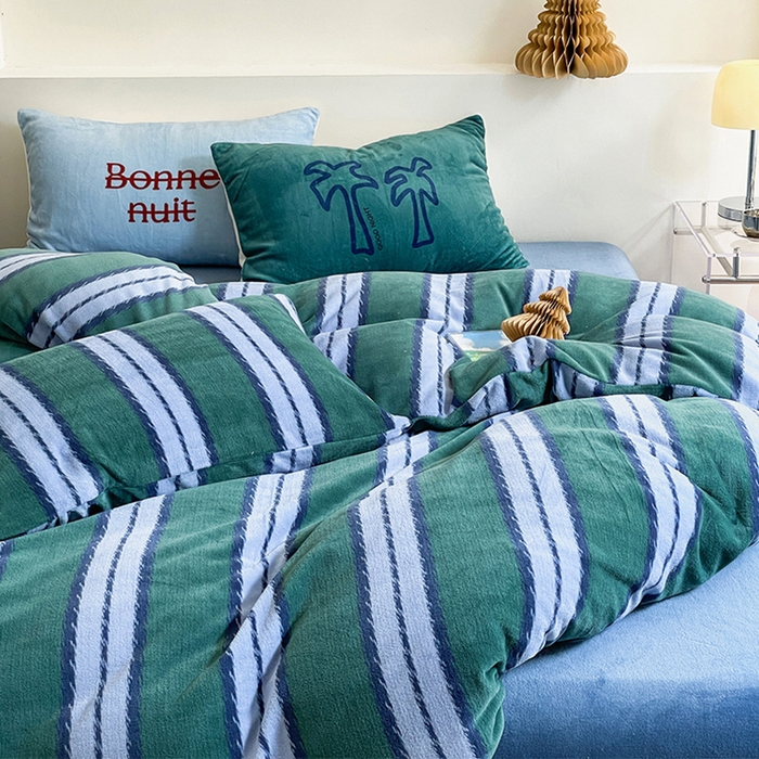 91家纺网 家纺一手货源 找家纺 圆岛家纺 2023新款原创牛奶绒印花保暖四件套 蓝松绿条