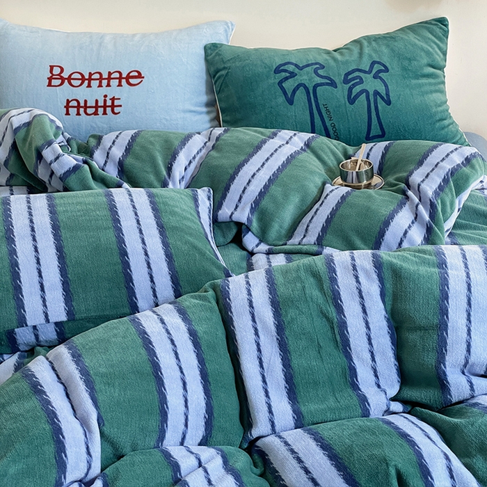 91家纺网 家纺一手货源 找家纺 圆岛家纺 2023新款原创牛奶绒印花保暖四件套 蓝松绿条