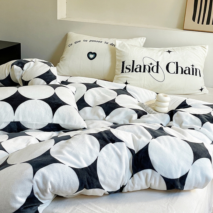 91家纺网 家纺一手货源 找家纺 圆岛家纺 2023新款原创牛奶绒印花保暖四件套 黑白菱星