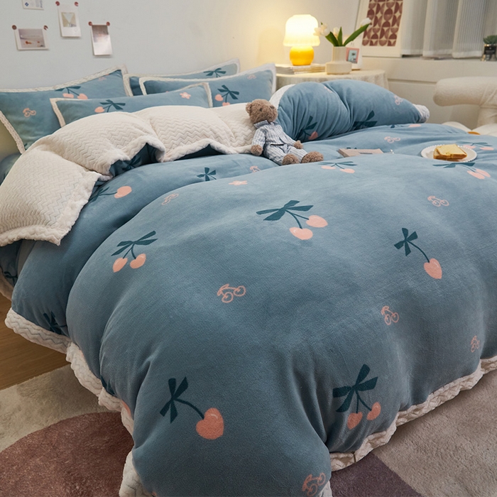 91家纺网 家纺一手货源 找家纺 全季家居2023新款纯色印花抗静电大包边牛奶绒贝贝绒四件套-印花 小樱桃