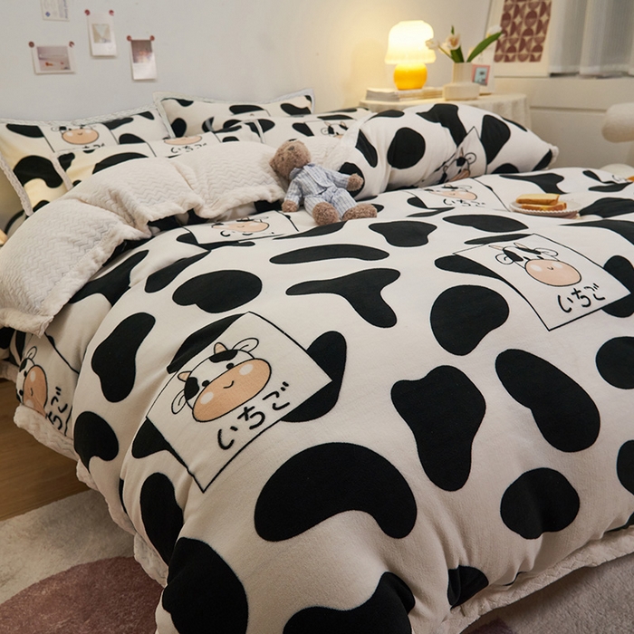 91家纺网 家纺一手货源 找家纺 全季家居2023新款纯色印花抗静电大包边牛奶绒贝贝绒四件套-印花 小奶牛