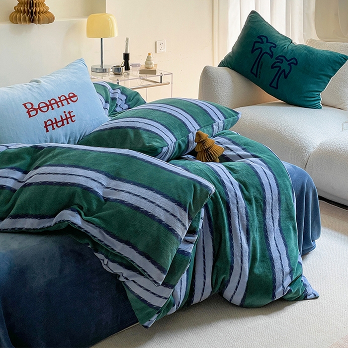 91家纺网 家纺一手货源 找家纺 圆岛家纺 2023新款原创牛奶绒印花保暖四件套 蓝松绿条