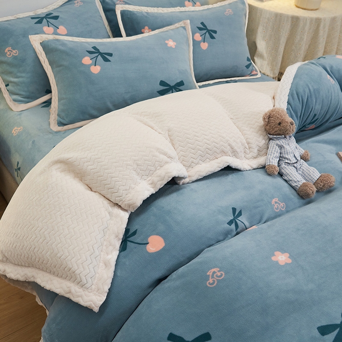 91家纺网 家纺一手货源 找家纺 全季家居2023新款纯色印花抗静电大包边牛奶绒贝贝绒四件套-印花 小樱桃