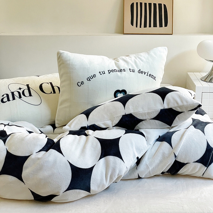 91家纺网 家纺一手货源 找家纺 圆岛家纺 2023新款原创牛奶绒印花保暖四件套 黑白菱星