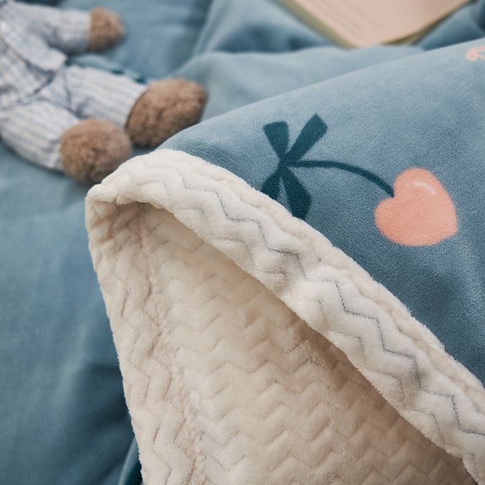 91家纺网 家纺一手货源 找家纺 全季家居2023新款纯色印花抗静电大包边牛奶绒贝贝绒四件套-印花 小樱桃