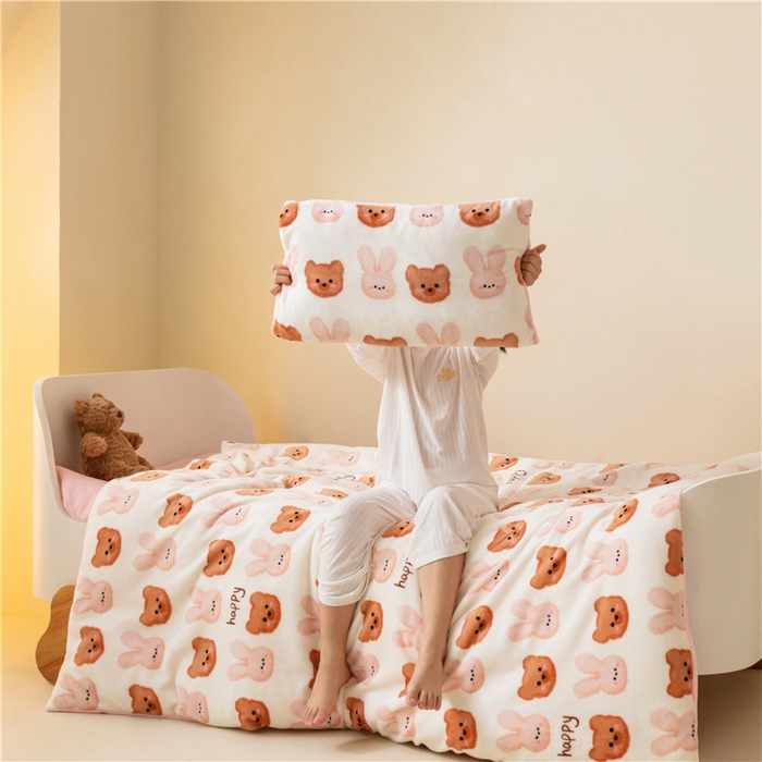 91家纺网 家纺一手货源 找家纺 艾佳宝贝 艾佳宝贝 2023保暖牛奶绒儿童幼儿园多件套 兔宝熊多多