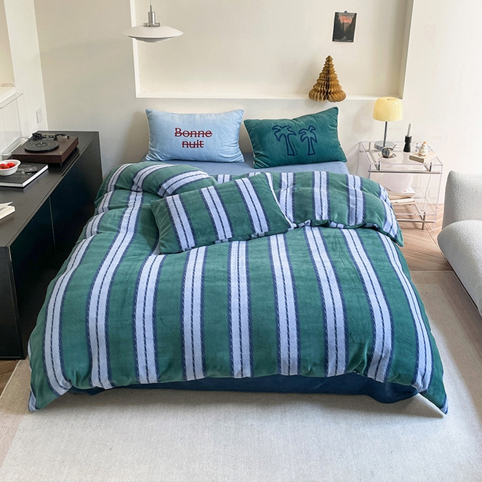 91家纺网 家纺一手货源 找家纺 圆岛家纺 2023新款原创牛奶绒印花保暖四件套 蓝松绿条