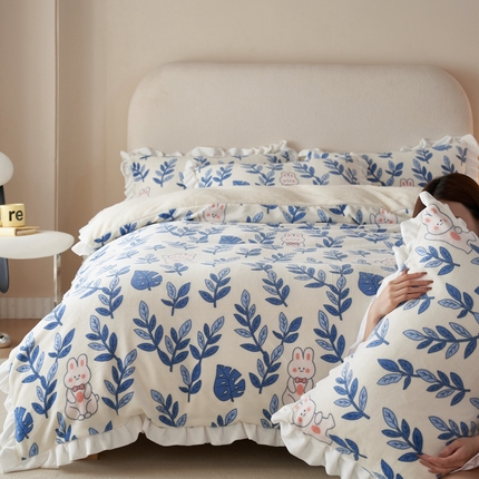 91家纺网 家纺一手货源 找家纺 全季家居 2023新款高克重加厚韩版牛奶绒花边四件套 兔宝宝
