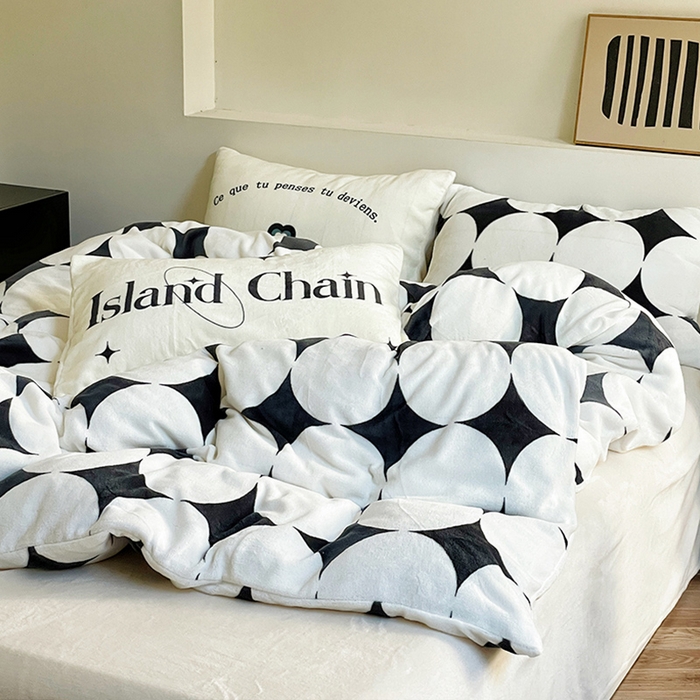 91家纺网 家纺一手货源 找家纺 圆岛家纺 2023新款原创牛奶绒印花保暖四件套 黑白菱星