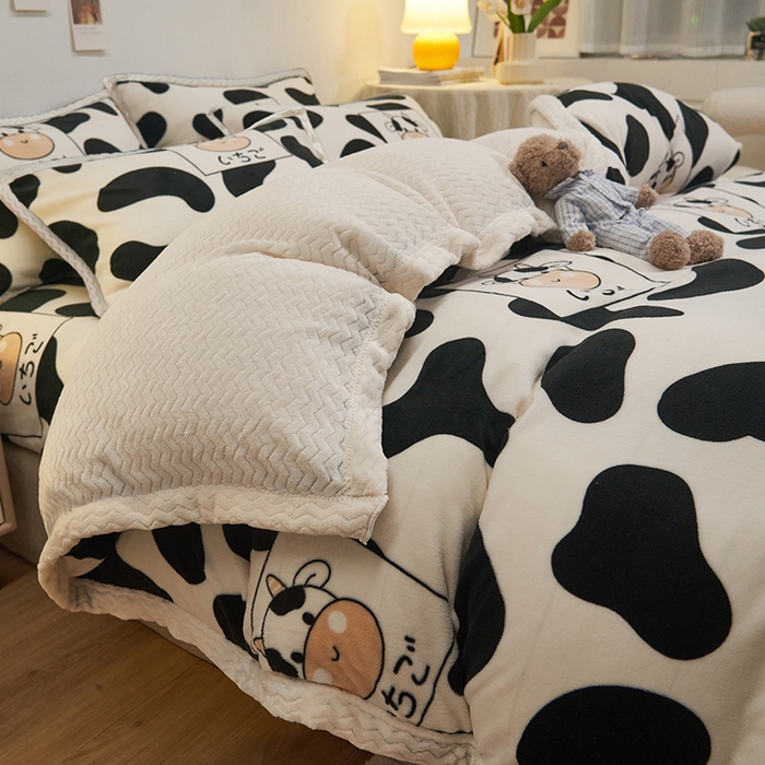 91家纺网 家纺一手货源 找家纺 全季家居2023新款纯色印花抗静电大包边牛奶绒贝贝绒四件套-印花 小奶牛