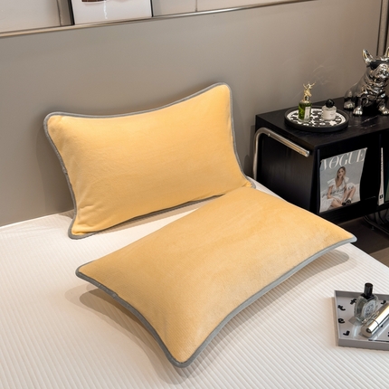 91家纺网 家纺一手货源 找家纺 全季家居2023新款纯色印花高克重抗静电包边牛奶绒枕套-纯色 暖黄
