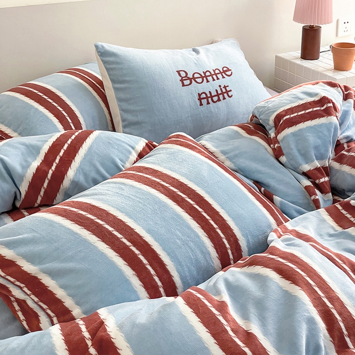 91家纺网 家纺一手货源 找家纺 圆岛家纺 2023新款原创牛奶绒印花保暖四件套 中红蓝条