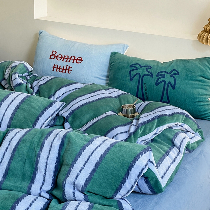 91家纺网 家纺一手货源 找家纺 圆岛家纺 2023新款原创牛奶绒印花保暖四件套 蓝松绿条