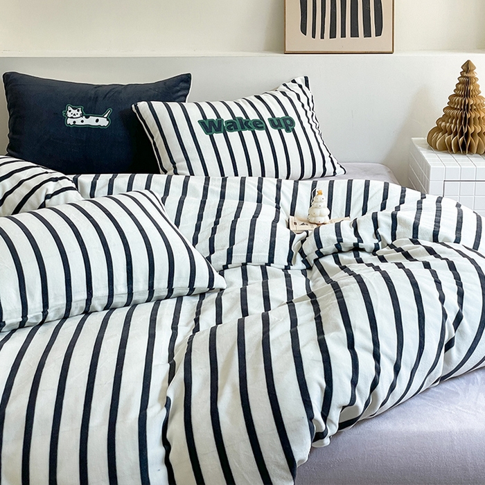 91家纺网 家纺一手货源 找家纺 圆岛家纺 2023新款原创牛奶绒印花保暖四件套 尚黑细条