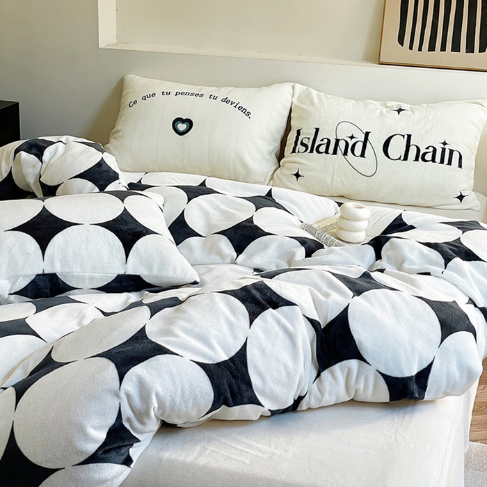91家纺网 家纺一手货源 找家纺 圆岛家纺 2023新款原创牛奶绒印花保暖四件套 黑白菱星