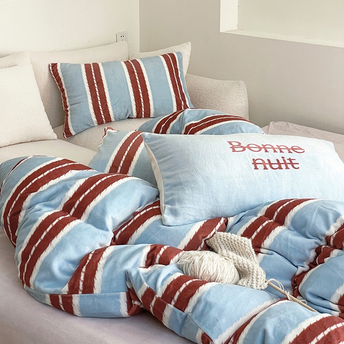 91家纺网 家纺一手货源 找家纺 圆岛家纺 2023新款原创牛奶绒印花保暖四件套 中红蓝条