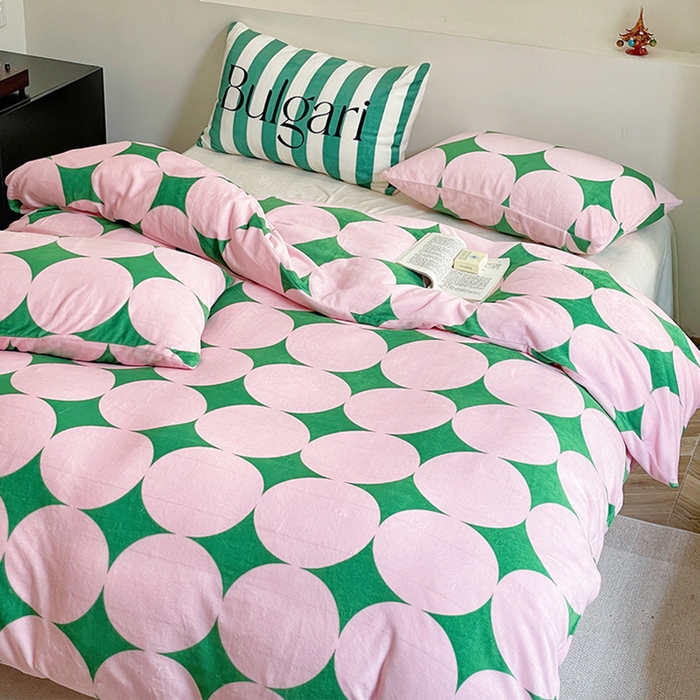 91家纺网 家纺一手货源 找家纺 圆岛家纺 2023新款原创牛奶绒印花保暖四件套 菱星粉