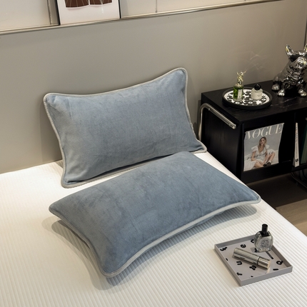 91家纺网 家纺一手货源 找家纺 全季家居2023新款纯色印花高克重抗静电包边牛奶绒枕套-纯色 雅致灰