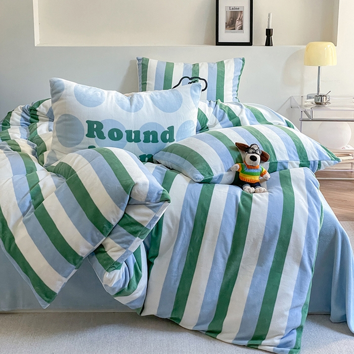 91家纺网 家纺一手货源 找家纺 圆岛家纺 2023新款原创牛奶绒印花保暖四件套 绿茵蓝条