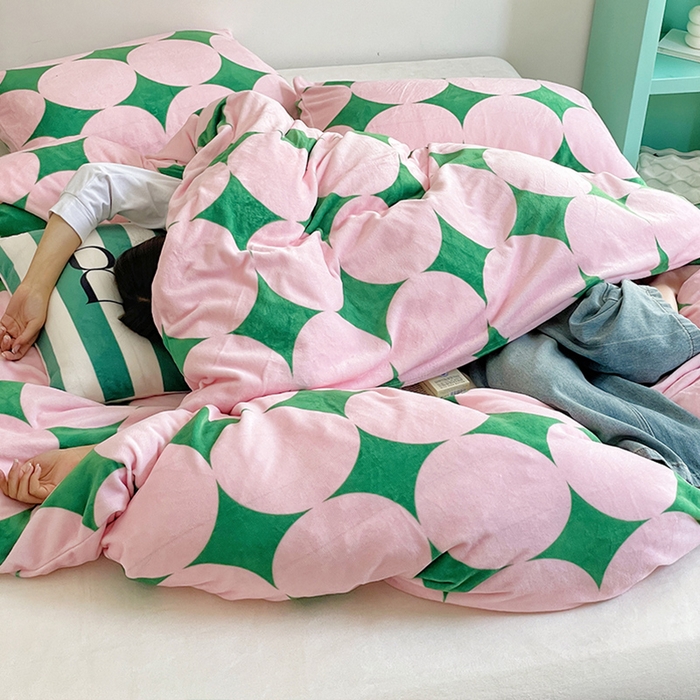 91家纺网 家纺一手货源 找家纺 圆岛家纺 2023新款原创牛奶绒印花保暖四件套 菱星粉