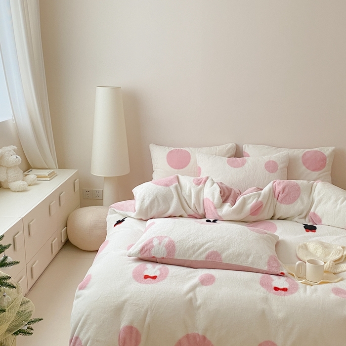 91家纺网 家纺一手货源 找家纺 潘朵拉 2023新款秋冬ins韩风专版印花保暖兔兔毛绒四件套 小桃兔兔（粉）