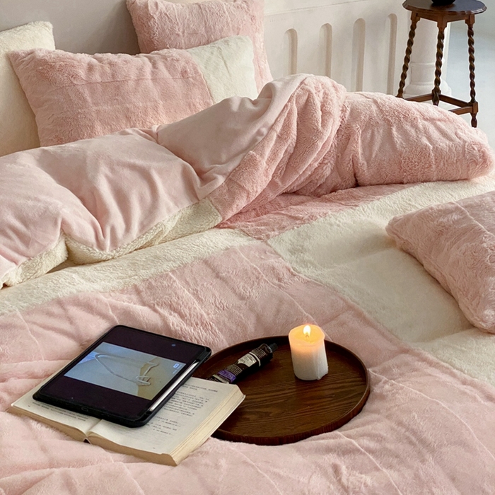 91家纺网 家纺一手货源 找家纺 潘朵拉 2023新款兔毛四宫格极有家小红书风格拼色牛奶绒四件套 梵希（粉）