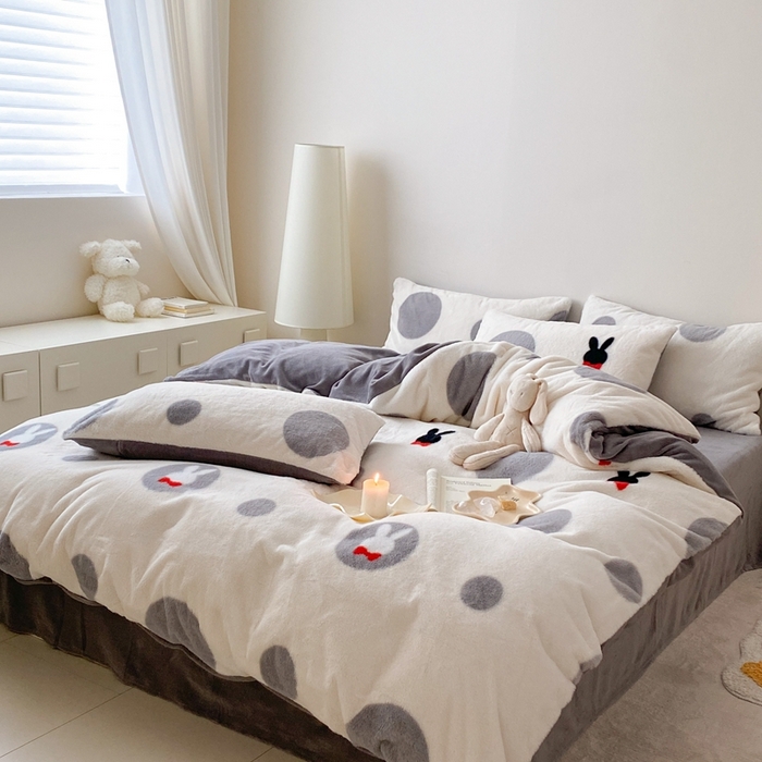 91家纺网 家纺一手货源 找家纺 潘朵拉 2023新款秋冬ins韩风专版印花保暖兔兔毛绒四件套 小桃兔兔（灰）