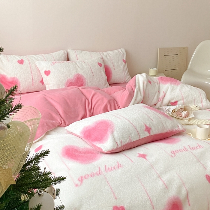 91家纺网 家纺一手货源 找家纺 潘朵拉 2023新款秋冬ins韩风专版印花保暖兔兔毛绒四件套 一梦繁星（火龙果色）