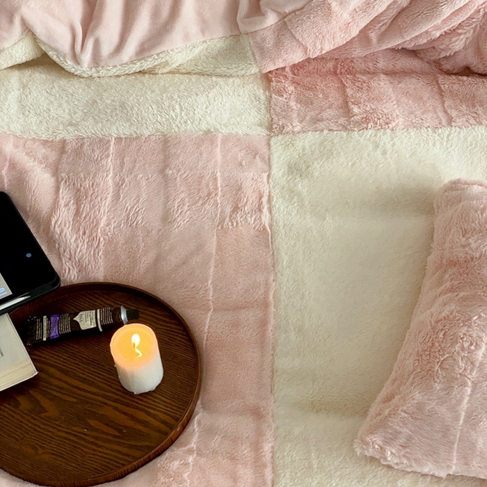 91家纺网 家纺一手货源 找家纺 潘朵拉 2023新款兔毛四宫格极有家小红书风格拼色牛奶绒四件套 梵希（粉）