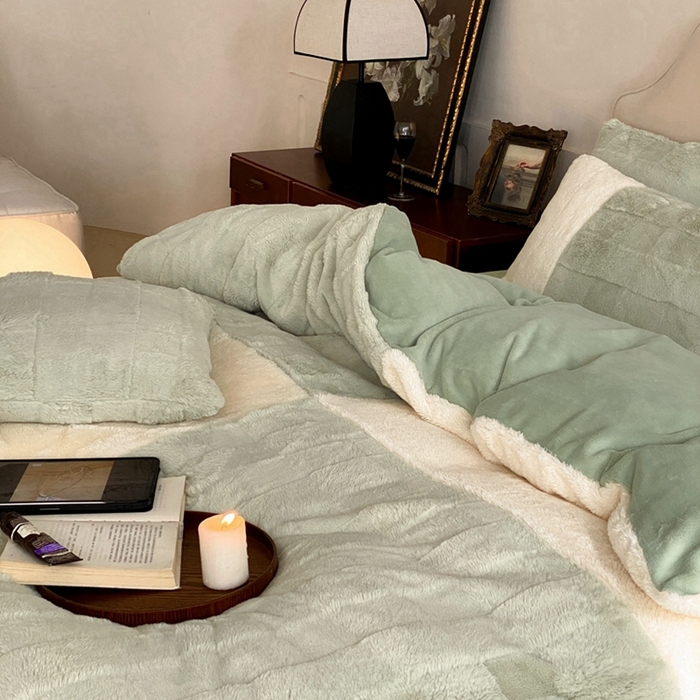 91家纺网 家纺一手货源 找家纺 潘朵拉 2023新款兔毛四宫格极有家小红书风格拼色牛奶绒四件套 梵希（绿）