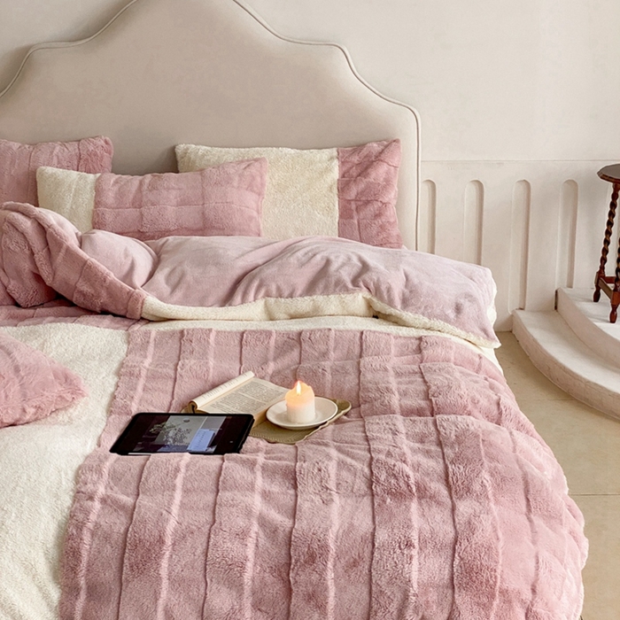 91家纺网 家纺一手货源 找家纺 潘朵拉 2023新款兔毛四宫格极有家小红书风格拼色牛奶绒四件套 梵希（豆沙）