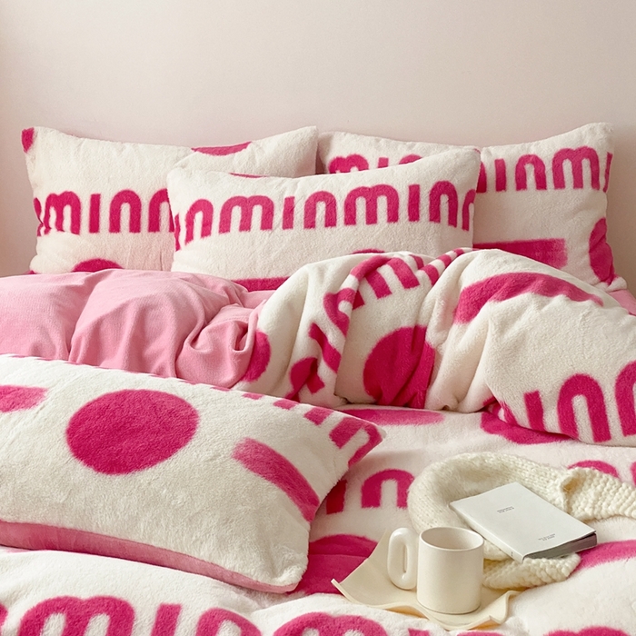 91家纺网 家纺一手货源 找家纺 潘朵拉 2023新款秋冬ins韩风专版印花保暖兔兔毛绒四件套 思恋（玫粉）