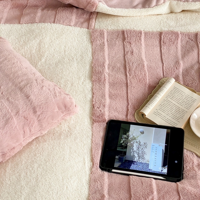 91家纺网 家纺一手货源 找家纺 潘朵拉 2023新款兔毛四宫格极有家小红书风格拼色牛奶绒四件套 梵希（豆沙）