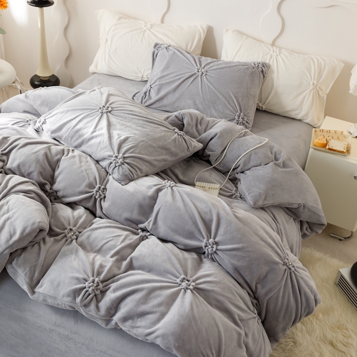 91家纺网 家纺一手货源 找家纺 金奇达家纺 2023新款【珍珠引力】240g云朵绒四件套 云朵绒迷灰灰