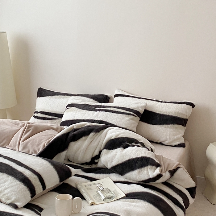 91家纺网 家纺一手货源 找家纺 潘朵拉 2023新款秋冬ins韩风专版印花保暖兔兔毛绒四件套 清欢（灰）