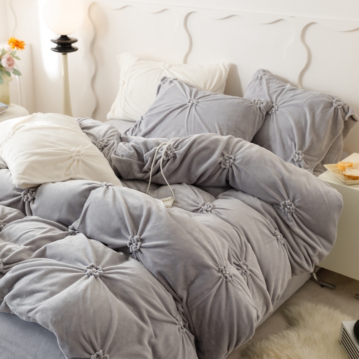 91家纺网 家纺一手货源 找家纺 金奇达家纺 2023新款【珍珠引力】240g云朵绒四件套 云朵绒迷灰灰