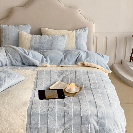 91家纺网 家纺一手货源 找家纺 （总）潘朵拉 2023新款兔毛四宫格极有家小红书风格拼色牛奶绒四件套