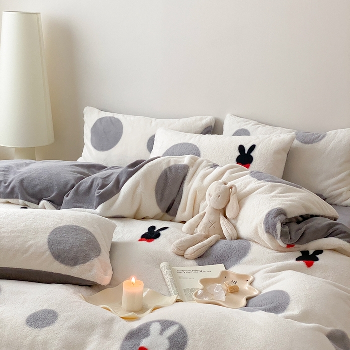 91家纺网 家纺一手货源 找家纺 潘朵拉 2023新款秋冬ins韩风专版印花保暖兔兔毛绒四件套 小桃兔兔（灰）