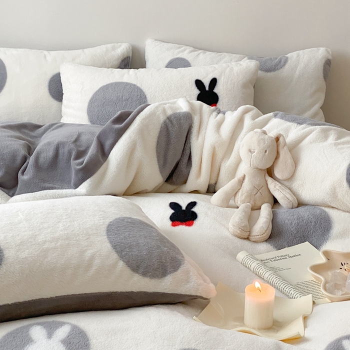 91家纺网 家纺一手货源 找家纺 潘朵拉 2023新款秋冬ins韩风专版印花保暖兔兔毛绒四件套 小桃兔兔（灰）