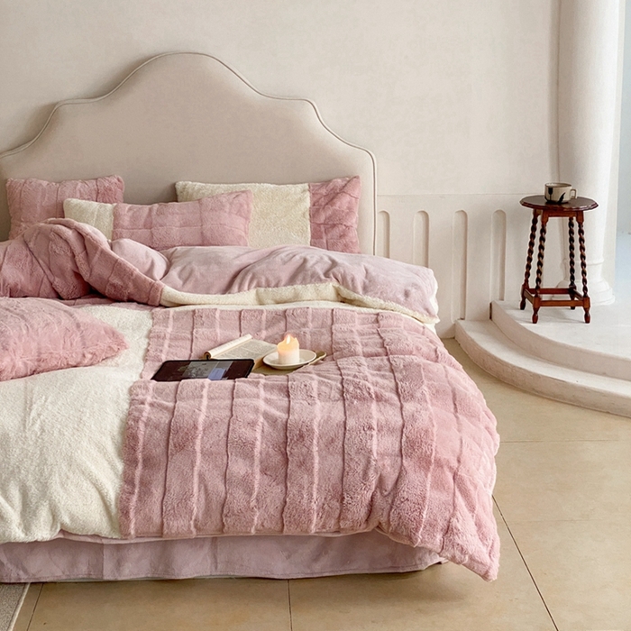 91家纺网 家纺一手货源 找家纺 潘朵拉 2023新款兔毛四宫格极有家小红书风格拼色牛奶绒四件套 梵希（豆沙）