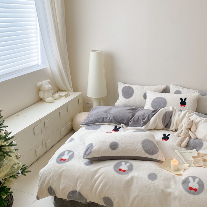 91家纺网 家纺一手货源 找家纺 潘朵拉 2023新款秋冬ins韩风专版印花保暖兔兔毛绒四件套 小桃兔兔（灰）