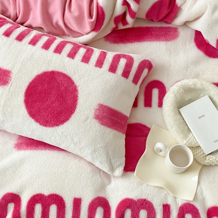 91家纺网 家纺一手货源 找家纺 潘朵拉 2023新款秋冬ins韩风专版印花保暖兔兔毛绒四件套 思恋（玫粉）