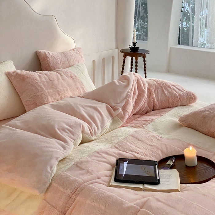 91家纺网 家纺一手货源 找家纺 潘朵拉 2023新款兔毛四宫格极有家小红书风格拼色牛奶绒四件套 梵希（粉）